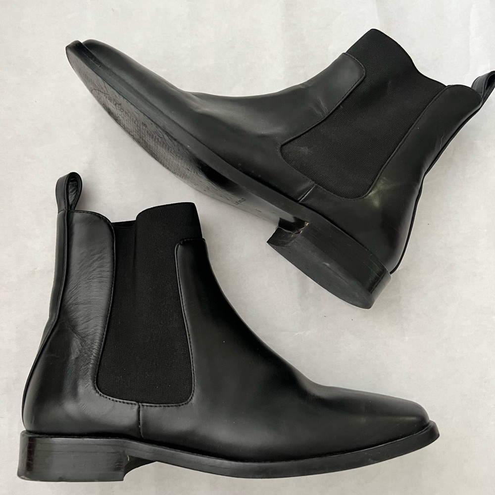 EUC Everlane square toe black leather pull on Chelsea boot Size 6